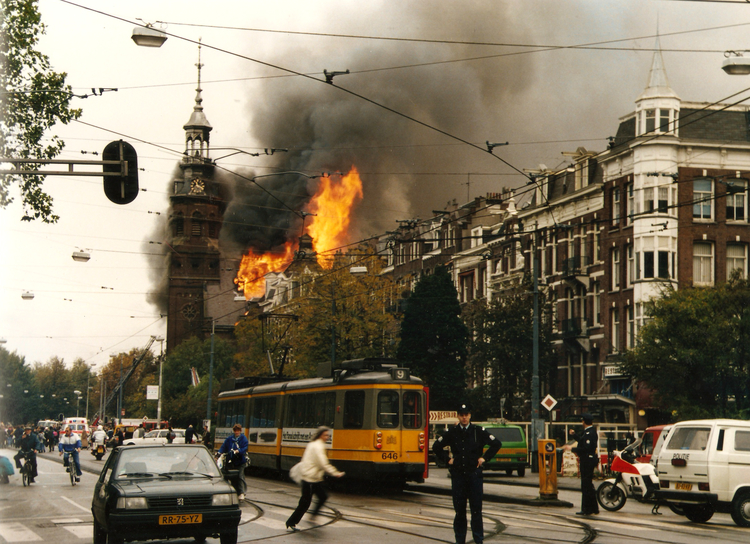 Muiderkerk brand - 1989 .<br />Foto: Jan van Deudekom 