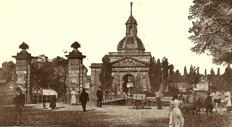 Muiderpoort met Hekkepoortje begin 1900 .<br />Foto: Jan van Deudekom 