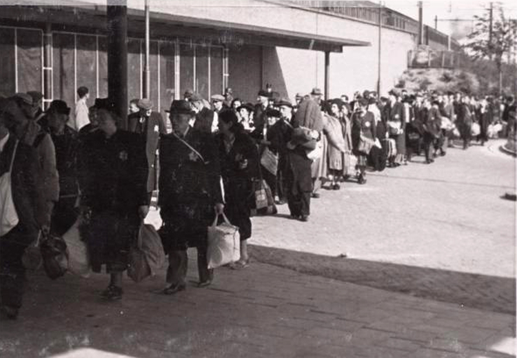 Muiderpoortstation Loop mee en luister naar verhalen uit die tijd. Je kunt ook je eigen herinneringen delen met je medewandelaars. <br />Na afloop is er gelegenheid om onder het genot van een kopje koffie o.i.d. nog wat na te praten.<br />De wandeling begint zoals vanouds om 11.00 uur en duurt tot ongeveer 13.00 uur. <br />De kosten bedragen € 2,50. Dit is inclusief de consumptie na afloop. Graag wel vooraf gepast betalen s.v.p.<br />Het verzamelpunt is Krugerplein nr.23 voor Cafvino. <br />Trams 3 en 7 en bus 37 stoppen bij het O.L.Vr. Gasthuis, vanwaar het ongeveer 10 minuten lopen is. <br />Op zondag is er geen betaald parkeren. <br /><br />Heb je zin om mee te gaan meld je dan aan bij Jo Haen via e-mail j.haen@hetnet.nl of per telefoon 020-6920720. 