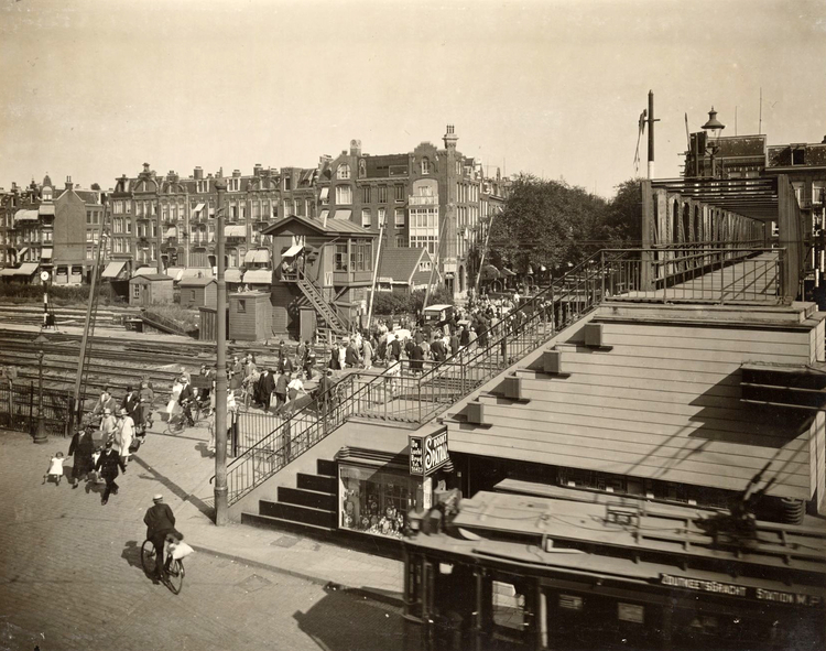 De spoorwegovergang van de 1e van Swindenstraat naar Javastraat in 1926. .<br />Foto: Beeldbank Stadsarchief Amsterdam 