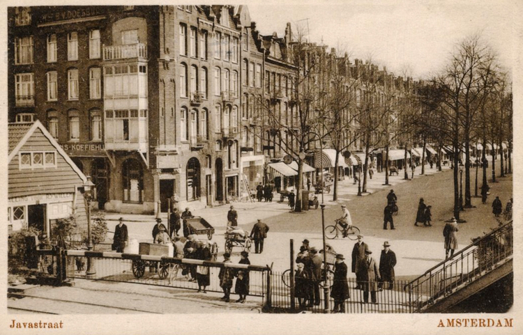 De Javastraat in 1927. Afgebeeld is de Javastraat met spoorwegovergang bij de Celebesstraat. Uitgave W.J.Bauer, Celebesstraat, Amsterdam. De foto dateert van 1927.<br />Bron: Beeldbank Stadsarchief Amsterdam. 