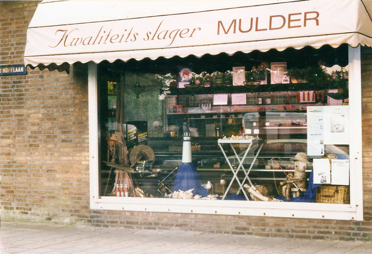 Slagerij Mulder, van 't Hofflaan 33 rond 2000  <p>Foto: Herman Mulder ©<br />
<em>Klik rechts bovenaan op de foto en de foto wordt vergroot weergegeven.</em></p>