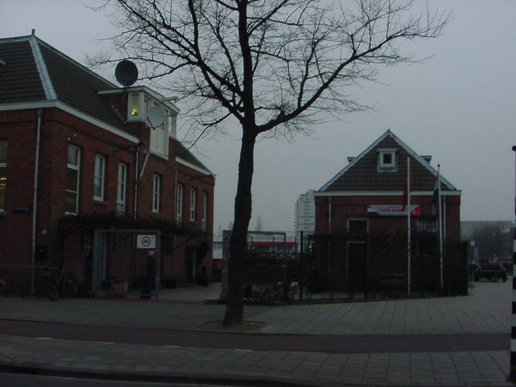  13 december 2004, Ulu moskee op de zeeburgerdijk. Het gebouwtje rechts is een winkeltje en links is de ingang 