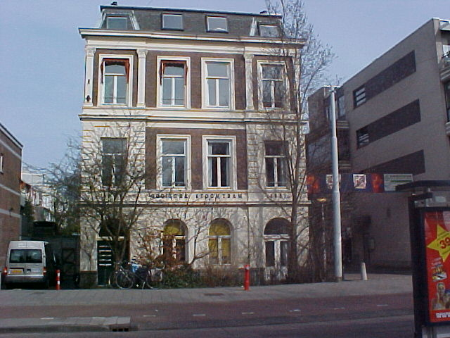  Het gebouw van de Gooische Stoomtram aan de Middenweg. 