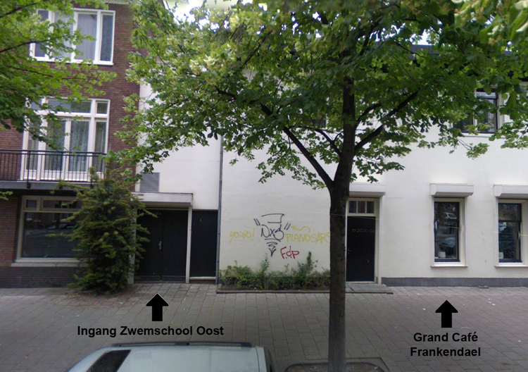 Ingang Zwemschool Oost .<br />Als je binnen was dan was links in de woning het zwembad. 