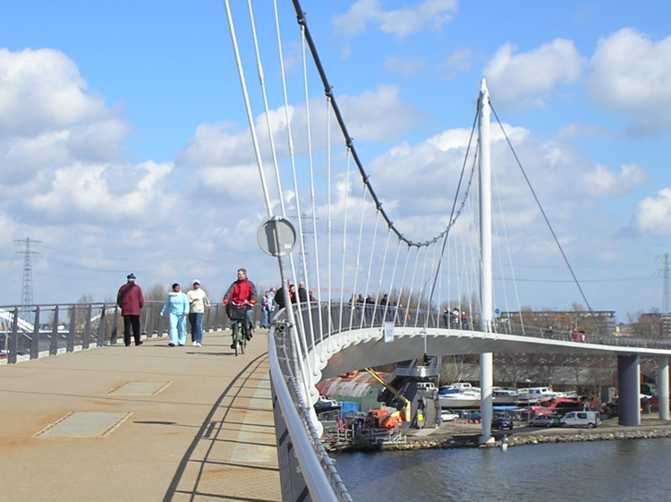 Nesciobrug Diemerzeedijk De brug vanaf de Diemerzeedijk. Op de achtergrond is nog de jachthaven te zien gelegen aan de Diemerzeedijk.<br />(foto 9 april 2006 Jo Haen) 