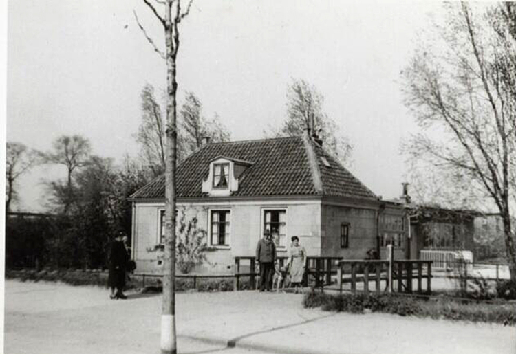 Middenweg. Dit boerderijtje Middenmeer werd later de Blindengeleidehondenschool. .<br />Foto: Kees Tinga 