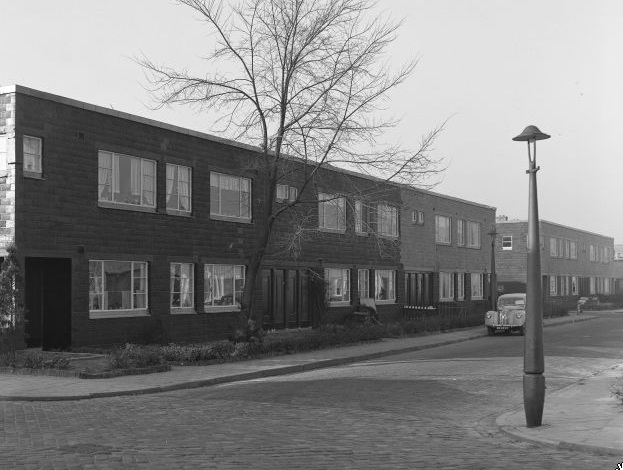  Betondorp toen er nog niet veel auto’s waren, Oogststraat hoek Landbouwstraat, 1957. <br />Foto: Stadsarchief Amsterdam. 