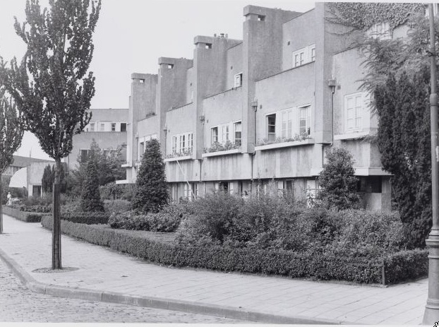 Het Dropparadijs De Brink in 1956, waarachter ooit een dropparadijs school. <br />Foto: Stadsarchief Amsterdam. 