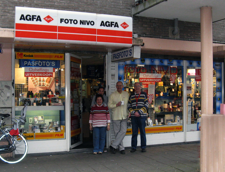 de nieuwbouw van de fotozaak een mooie en ruime nieuwe winkel op nr. 121 een mooie en ruime nieuwe winkel op nr. 121<br />Foto: Ans van der Scheur 