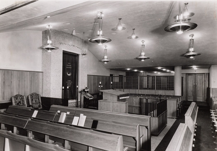 'De nieuwe synagoge'. Interieur van de synagoge aan de Linnaeusstraat 107 (1956).<br />bron: NIW, via het Joods Historisch Museum. 