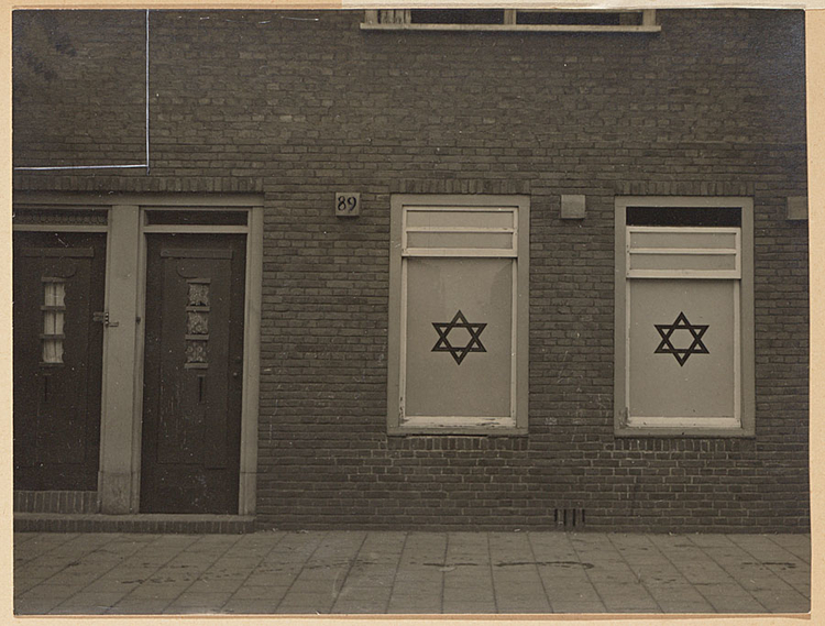 Molukkenstraat 89. gevel van de oude synagoge in de Molukkenstraat. Bron: fotoarchief NIW, via het JHM. 