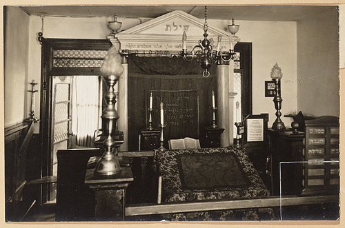Interieur van de Synagoge Molukkenstraat 89. Bron: fotoarchief NIW, via het JHM. 
