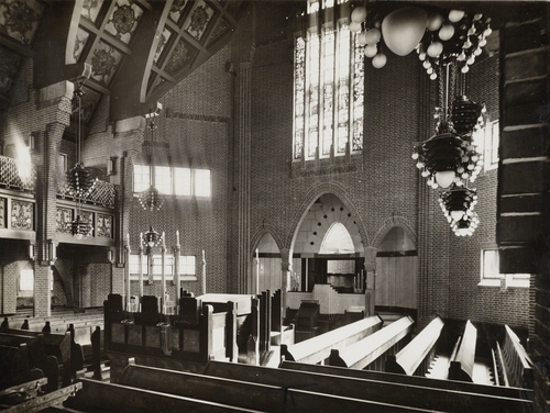 Synagoge Linnaeusstraat. Interieur van de nieuwe synagoge tijdens de inwijding in 1928. Bron: fotoarchief NIW, via het JHM. 