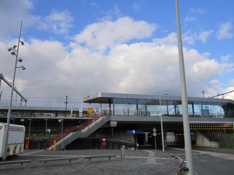 Het vooraanzicht van het nieuwe treinstation aan de Kruislaan, boven het viaduct.  