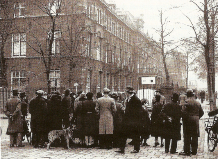  Belangstellenden verdringen zich voor het Burgerziekenhuis aan de Linnaeusstraat, waar prins Bernhard na zijn ongeluk is opgenomen. 