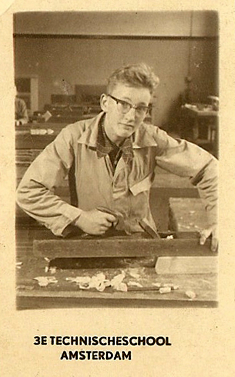 Bertus aan het schaven op de 3e Technische School op het Timorplein - ± 1956 .<br />Foto: Bertus van Vliet 