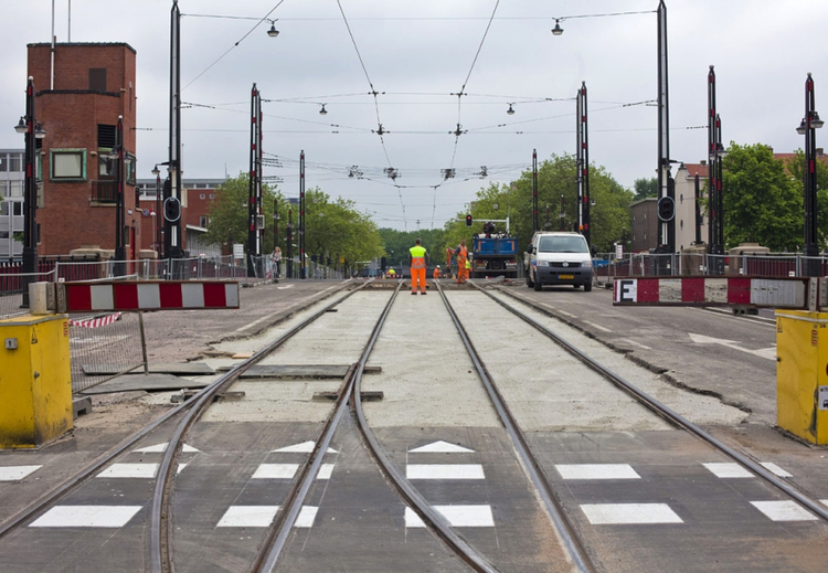 De Berlagebrug is momenteel (tot 27 juli 2012) wegens werkzaamheden afgesloten voor het autoverkeer.  <p>.<br />
Foto: Maarten Brante</p>