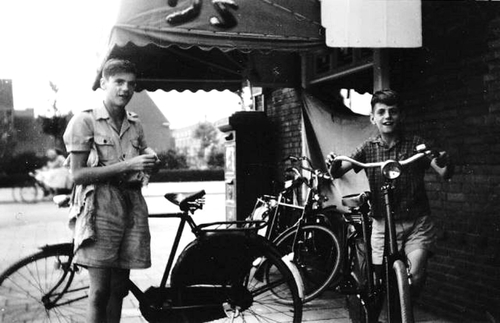 Dolf en Jos, de latere Gebroeders Haen, voor de winkel - ± 1954  