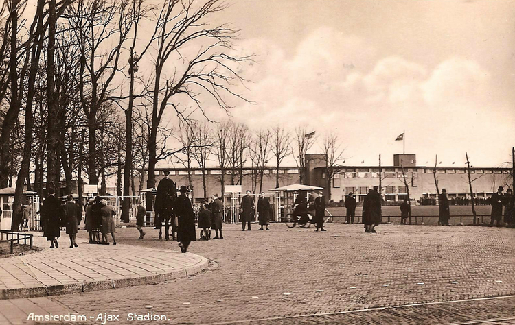 Middenweg .. AJAX stadion met voorterrein aan Stadszijde - verzonden in 1941 .<br />Foto: Beeldbank Amsterdam 