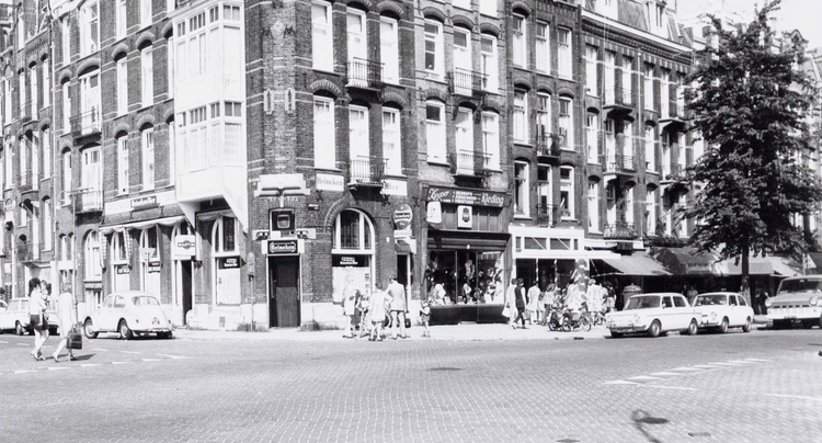 Javastraat (4e pand van de hoek - met luifel) - 1972 .<br />Foto: Beeldbank Amsterdam 