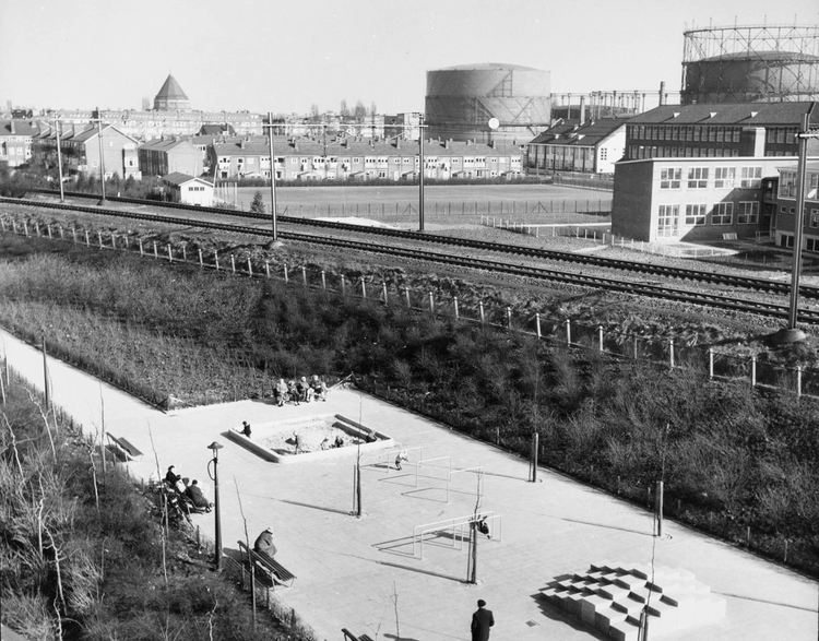  De gashouders van het Gasverdeelstation Oost na de oorlog (in 1959), met voor het speelpleintje op het Oetewalerpad.<br />(Foto: Gemeentearchief Amsterdam) 