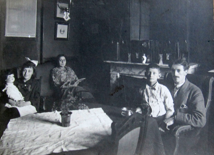 Familie Okker -  ± 1920 V.l.n.r. Lies Okker (met pop), oma Engeltje Okker, Hartog Okker (1909 mijn vader), opa Isaac Okker.<br />.<br />/Foto: Angèle Okker (1934 - dochter van Hartog Okker) 
