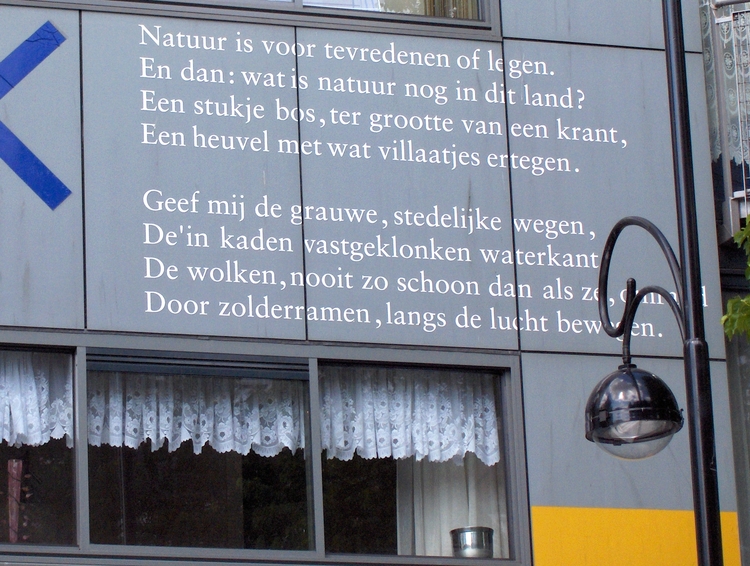 Octaaf van sonnet  'Domweg gelukkig in de Dapperstraat' staat op de Dapperstraat / hoek Commelinstraat. Een oktaaf van het sonnet (2005) 