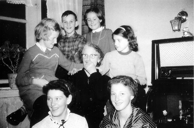 Oma op de divan Naast de Graetz radio, oma De Wit met haar kleinkinderen. 