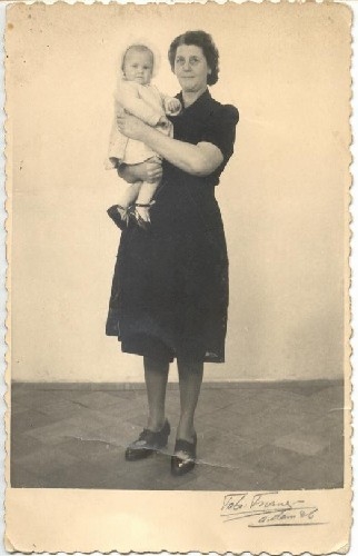Oma en Lenny Deze foto is genomen in 1946. Lenny Feenstra als baby met haar oma, Harmina Helena Frencken-Hardon. 