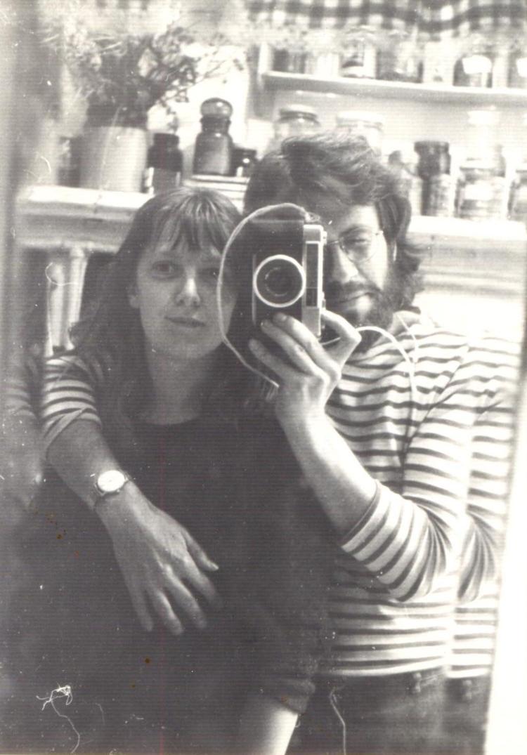  Pieter en Martien in de keuken van de Derde Oosterparkstrat 91-1, 1975. 