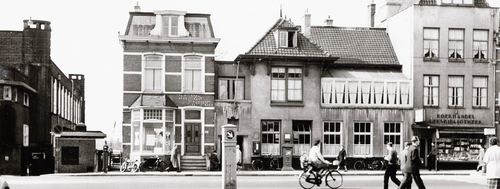 Middenweg, in het midden het Postkantoor .<br />Foto: Beeldbank Amsterdam 