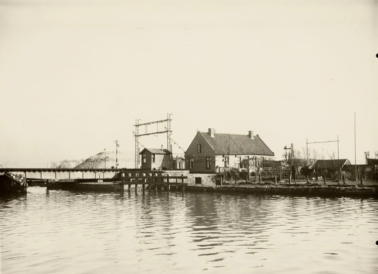 De spoorbrug over de Weespertrekvaart. Rond 1930. .<br />Foto: Beeldbank Amsterdam 