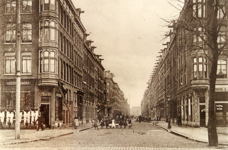 Reinwardtstraat 02 (rechts) - ± 1905 .<br />Foto: Jan van Deudekom 