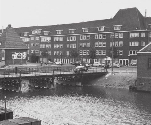  "Onder de brug van het Lozingskanaal liep de dijk geleidelijk af en kon je zonder problemen bij het water komen": De brug over het Lozingskanaal eind jaren '50. 