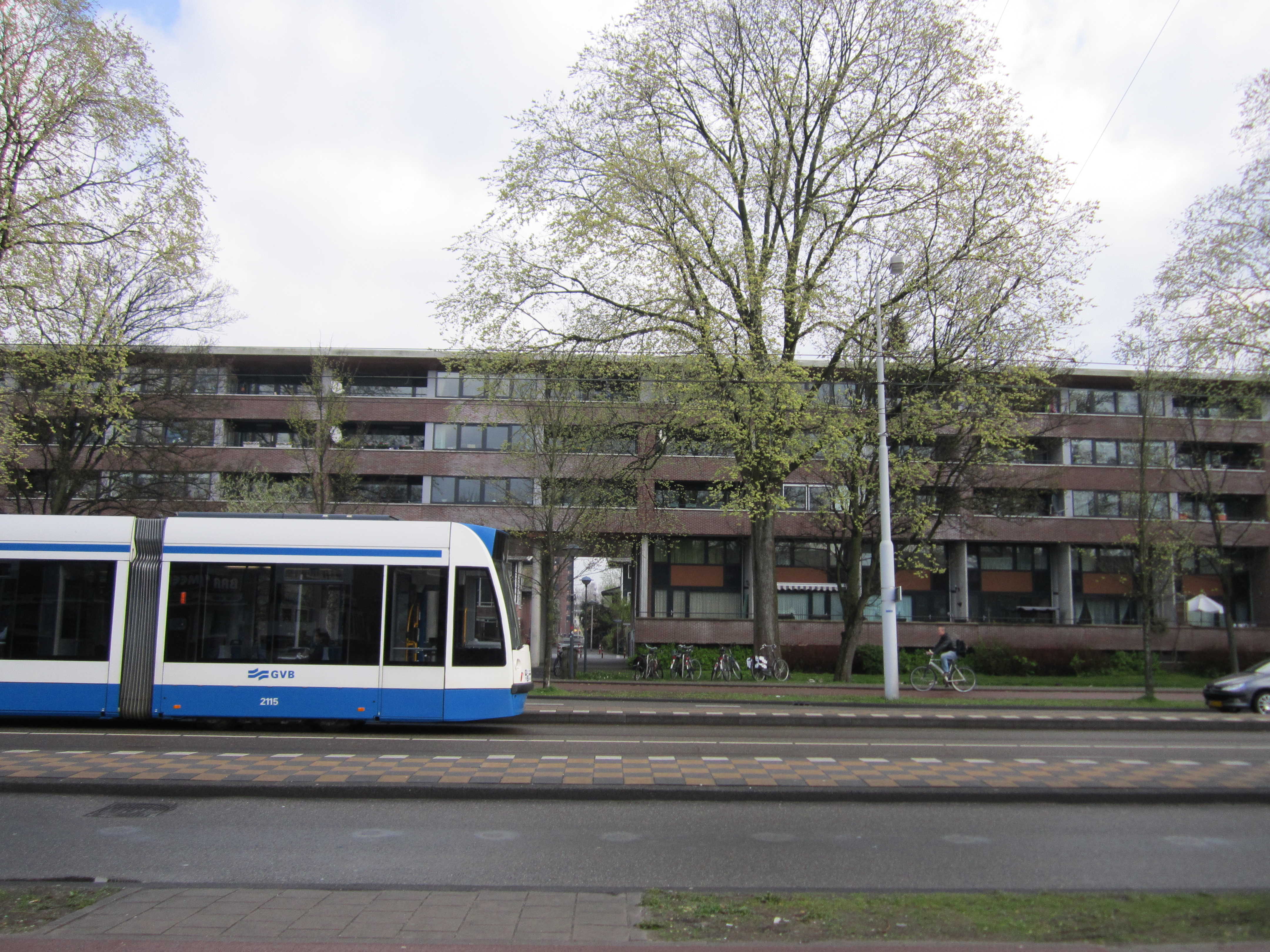 Lijn 9 Op De Middenweg Op Weg Richting Centrum Op De Achtergrond