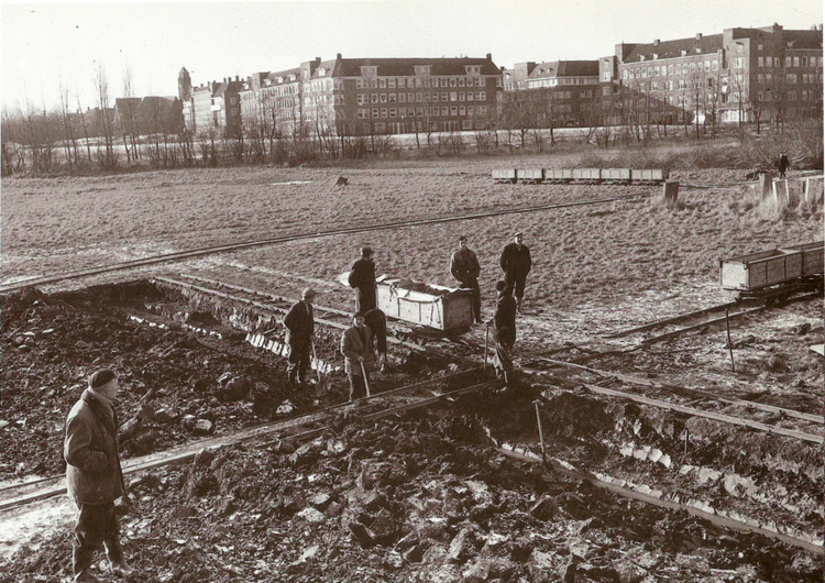 Ontruiming Joodse begraafplaats gezien in de richting van de Insulindeweg. .<br />Foto: Ben van Meerendonk. 100 Jaar Indische Buurt. 