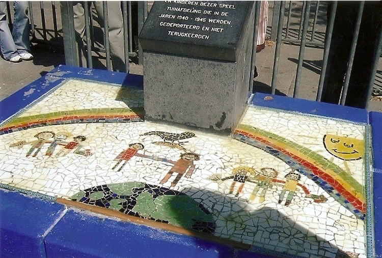 Het oorlogsmonument in de speeltuin voor de omgekomen Joodse kinderen uit de Transvaalbuurt. Sinds een aantal jaren is de steen verplaatst en is de mozaïekvloer helaas verwijderd.  