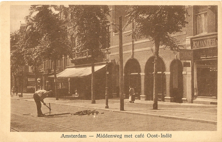 Café Oost-Indië op de Middenweg. Later was hier de Veenendaalse gevestigd. .<br />Foto: Jo Haen 