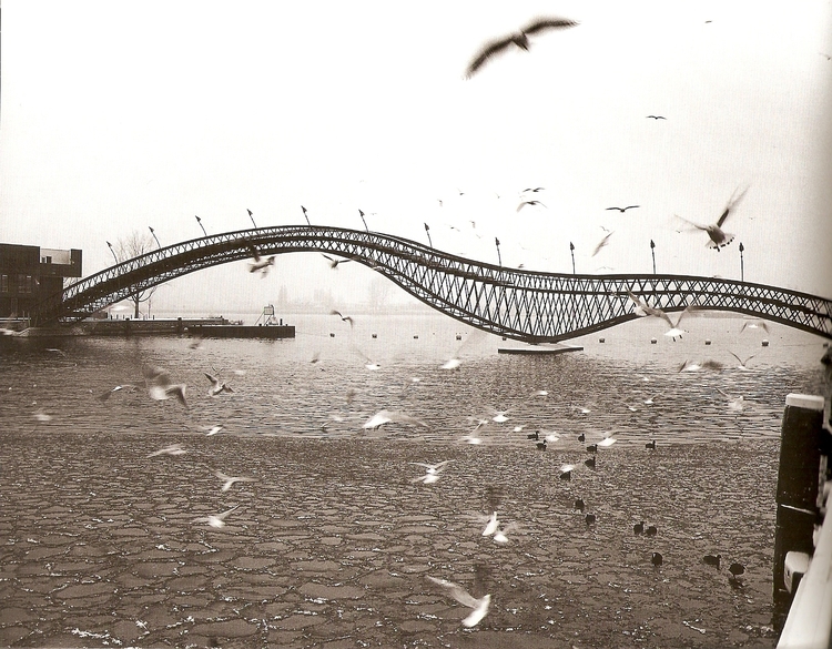 De brug tussen Sporenburg en het Borneo-eiland.  