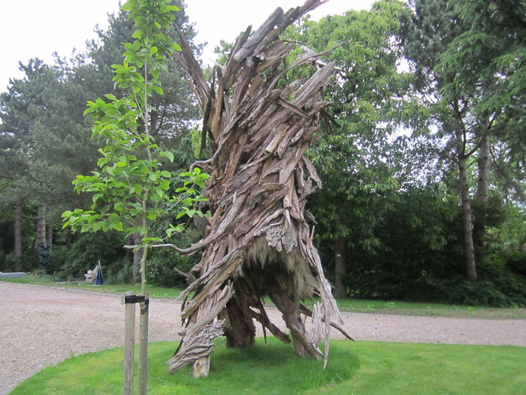 Kunstwerk gemaakt van boomschors afkomstig van bomen van de Nieuwe Ooster.  
