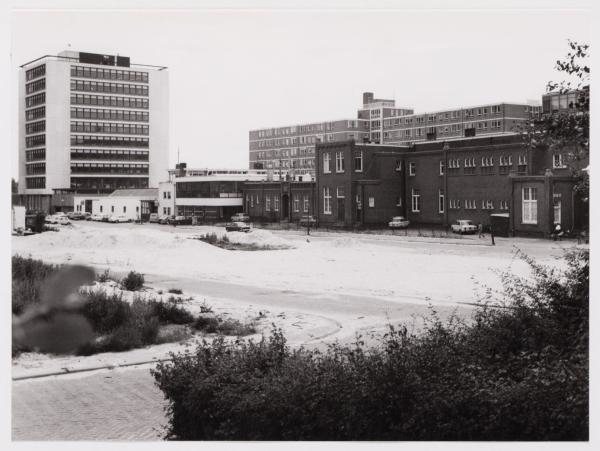  1e Ringdijkstraat met rechts het gebouw Oosteroord.<br />Foto: Beeldbank Stadsarchief Amsterdam 