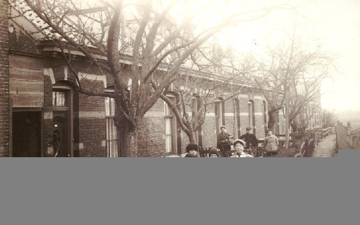 De Dijklaan omstreeks 1925.jpg Voordat zij in de Transvaalstraat woonden, woonden Opa en Oma van der Groep op de Tweede Ringdijkstraat waar zij 6 kinderen hadden, waaronder Hannie's moeder. De Tweede Ringdijkstraat heette in de volksmond de Dijklaan (foto: omstreeks 1925) 