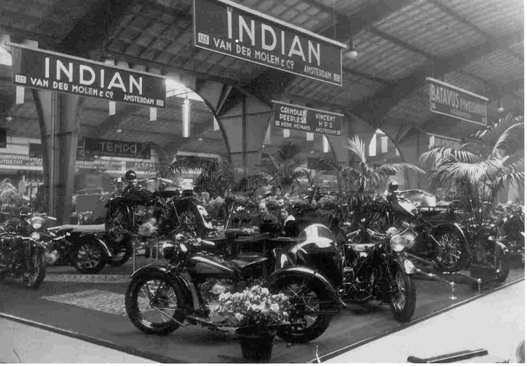 opa ies, chelly motortentoonstelling De tentoonstelling van Indian Motors omstreeks 1935-1938 in de RAI. Opa Ies is in het midden zichtbaar. De tentoonstelling van Indian Motors in de RAI ( omstreeks 1935-1938). Opa Ies is in het midden zichtbaar, naast hem zijn zuster die in 1939 naar Australië emigreerde. 