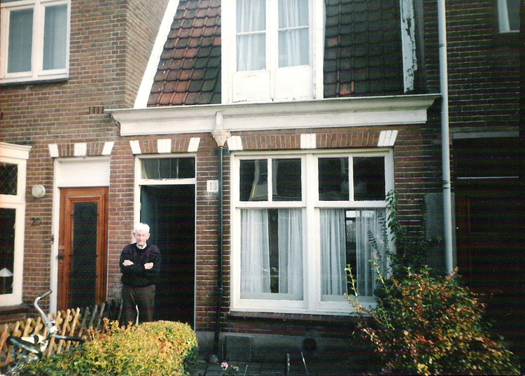 Opa v.d.Dungen voor zijn huisje - 1990 .<br />Foto: Hans Pickhard 