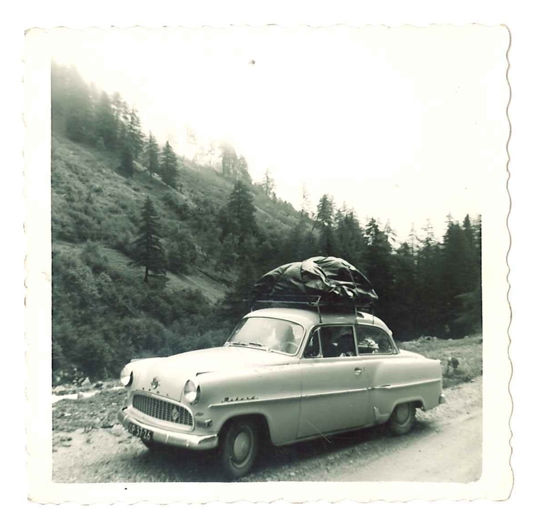   Pa's eerste Opel op vakantie bij het Gardameer in Italië, omstreeks 1960. 