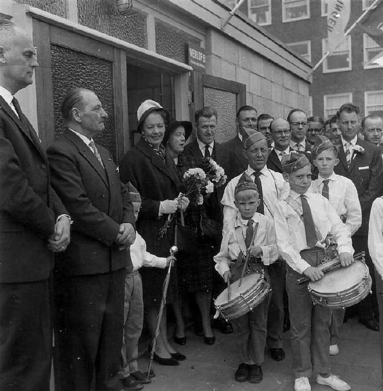 opening 1960 De opening van het clubgebouw in 1960 door mevrouw van Hall (de dame met het witte hoedje) 