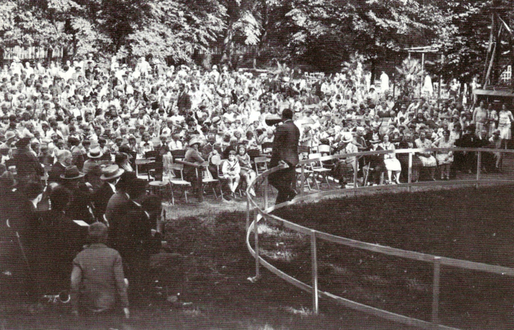 De Openluchtlessen in Frankendael - 1927. .<br />Foto: 350 Jaar Watergraafsmeer 
