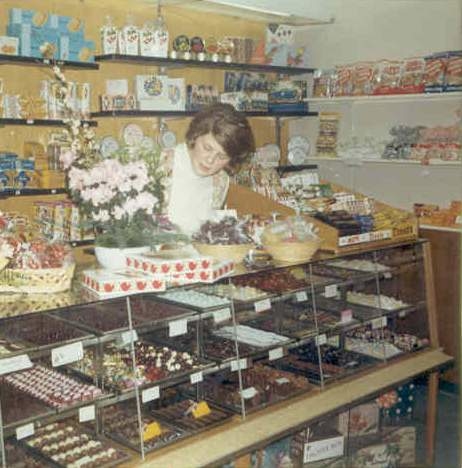 Opgroeiende kinderen - begin van de bakker 1971.jpg Mevrouw Uljee tijdens het begin van hun banketbakkerij in 1971. 