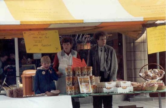 Opgroeiende kinderen - stand met dochter.jpg Mevrouw Uljee met haar broer en dochter op de braderie in de Pretoriusstraat 1983. 